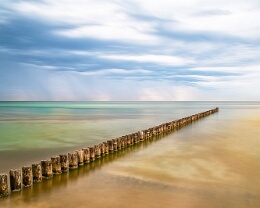 Rain and Thunder - Ostsee Erhältlich in folgenden Ausführungen: Passepartout-Bilder: FineArt Prints auf Fotopapier 260g glossy, im Passepartout weiss. Plakate: FineArt Prints auf...